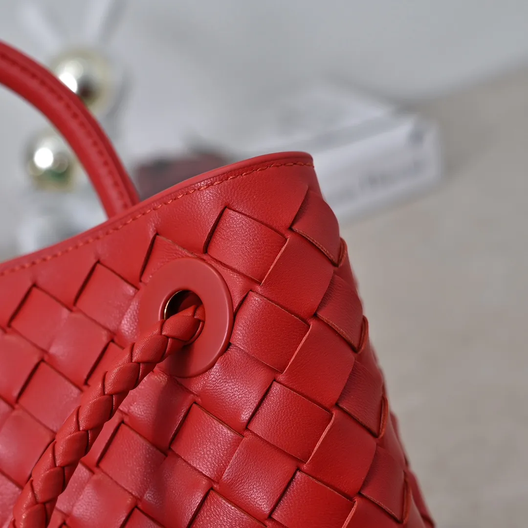 Batch 1860 B's 2023 spring and summer new model continues the brand's woven style with detailed metal knot switch buckles. This time, the shoulder straps are also made into tube weaves, showing different craftsmanship. The carrying method is versatile to create more different looks. Intrecciato woven leather small handbag, equipped with sliding crossbody strap. Internal compartments, including 1 zipper pocket and 2 open pockets with magnetic buckle closure. Size: 25*20*10cm, model: 7463#